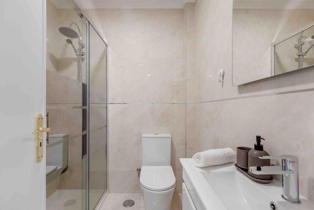 Lovely 3-Bedroom Condo W/ Free Parking On Premises Queluz Extérieur photo