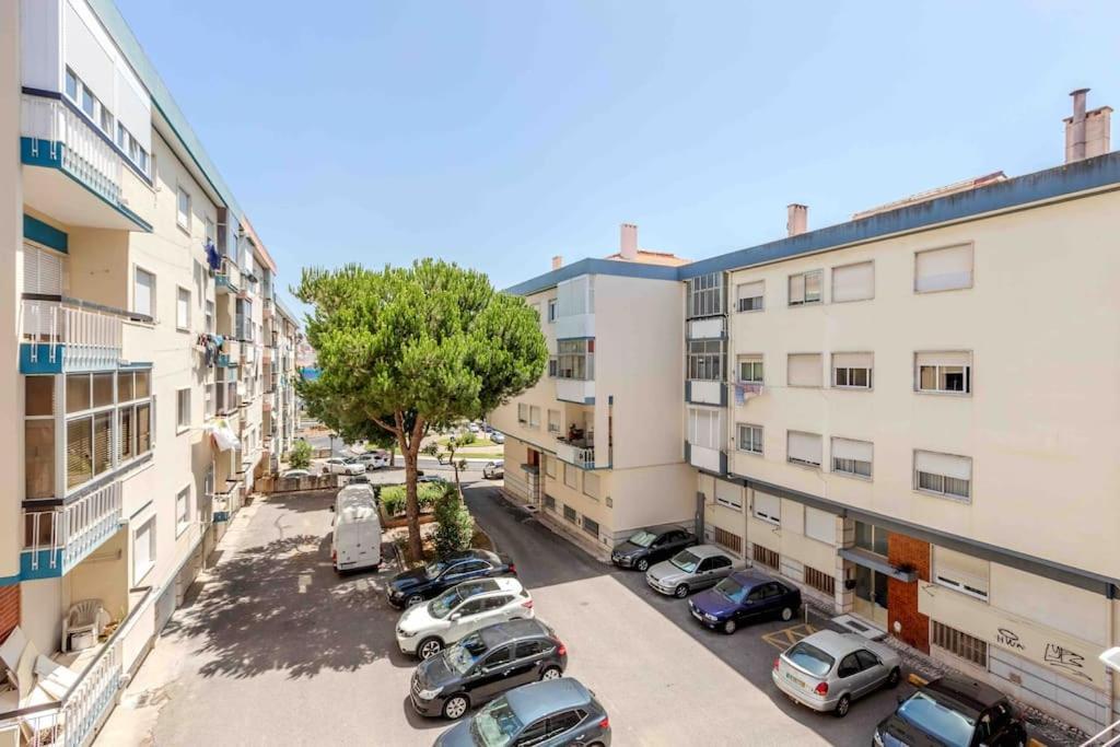Lovely 3-Bedroom Condo W/ Free Parking On Premises Queluz Extérieur photo