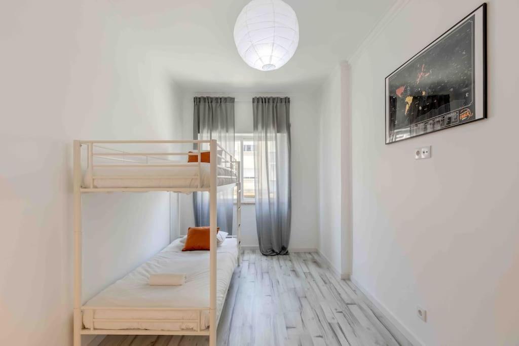 Lovely 3-Bedroom Condo W/ Free Parking On Premises Queluz Extérieur photo