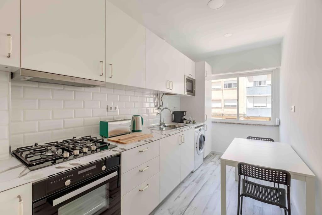 Lovely 3-Bedroom Condo W/ Free Parking On Premises Queluz Extérieur photo