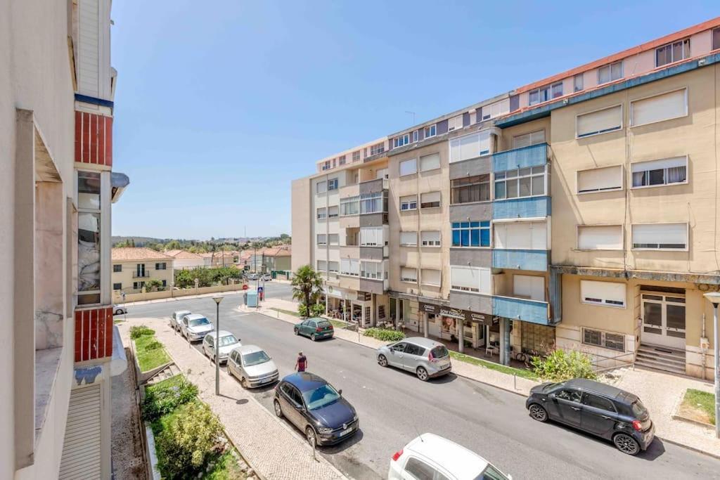 Lovely 3-Bedroom Condo W/ Free Parking On Premises Queluz Extérieur photo