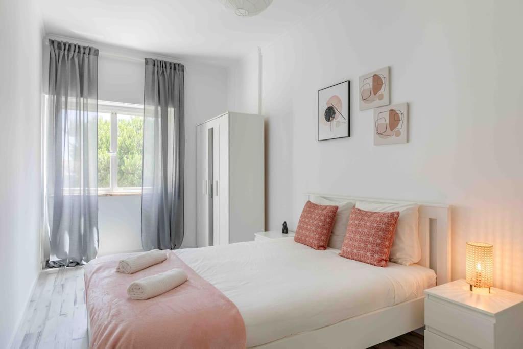Lovely 3-Bedroom Condo W/ Free Parking On Premises Queluz Extérieur photo