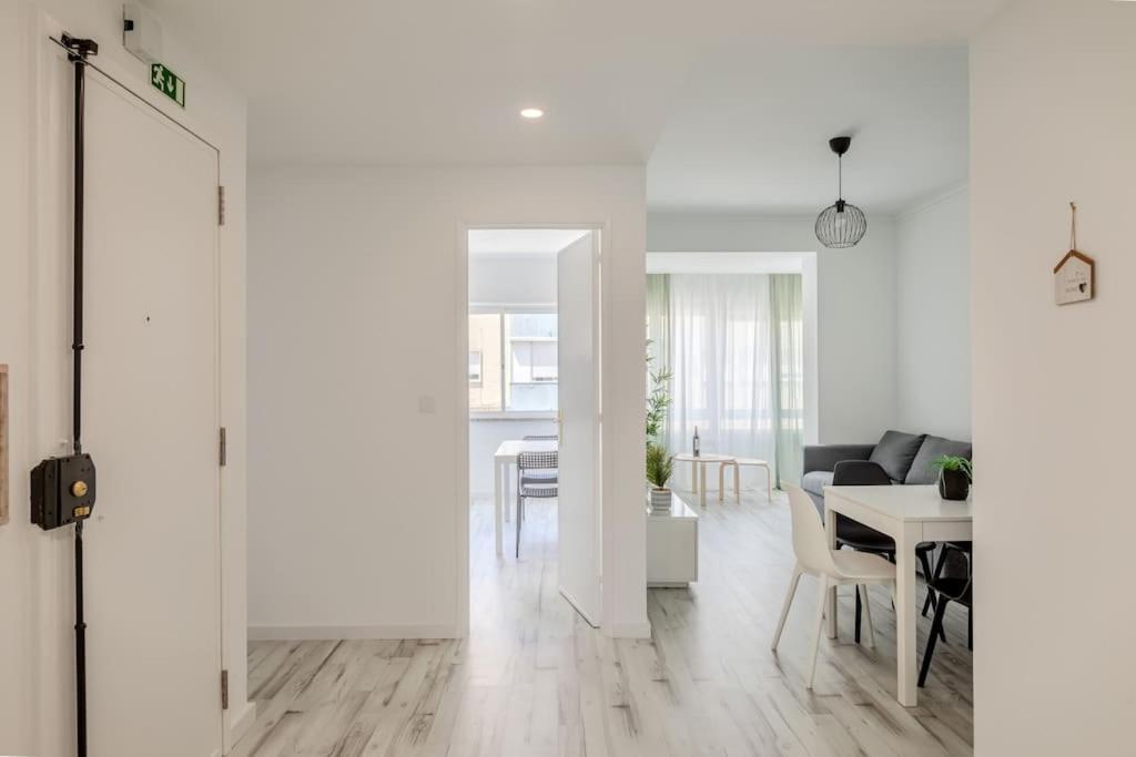 Lovely 3-Bedroom Condo W/ Free Parking On Premises Queluz Extérieur photo