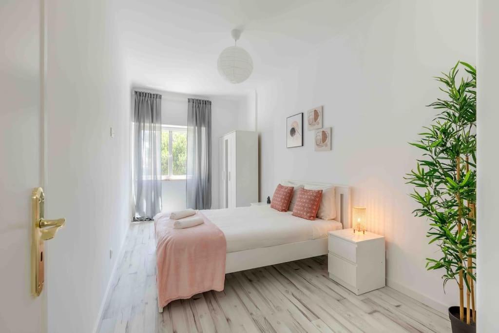 Lovely 3-Bedroom Condo W/ Free Parking On Premises Queluz Extérieur photo