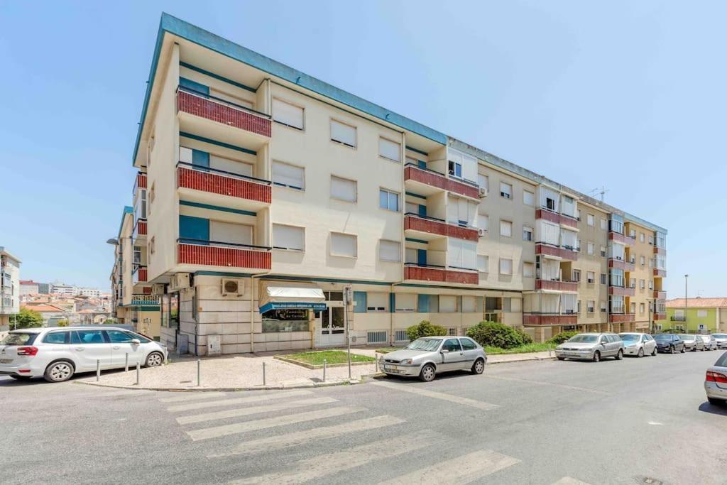 Lovely 3-Bedroom Condo W/ Free Parking On Premises Queluz Extérieur photo