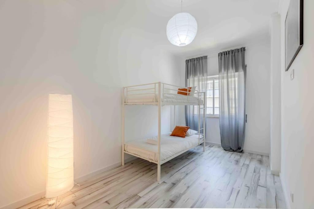 Lovely 3-Bedroom Condo W/ Free Parking On Premises Queluz Extérieur photo