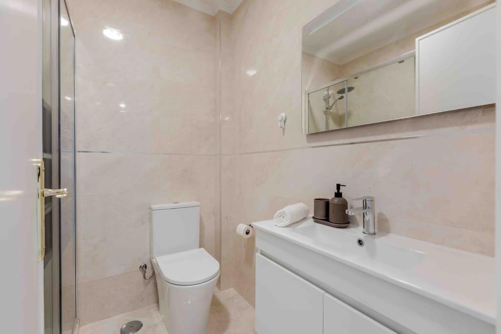 Lovely 3-Bedroom Condo W/ Free Parking On Premises Queluz Extérieur photo