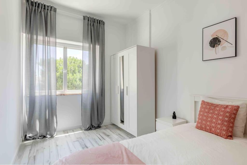Lovely 3-Bedroom Condo W/ Free Parking On Premises Queluz Extérieur photo