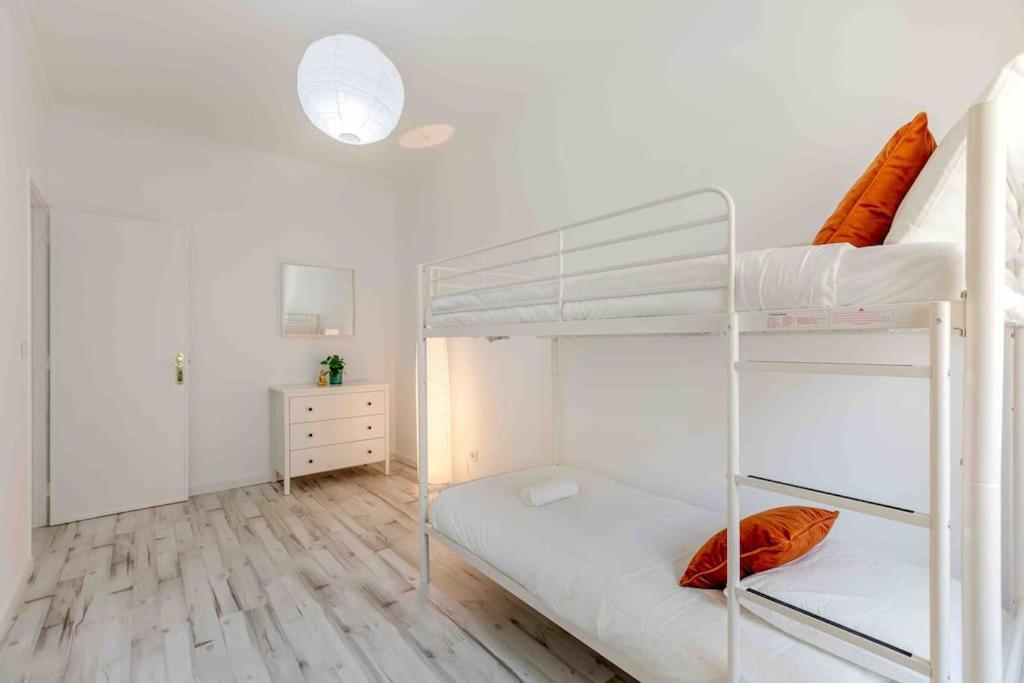 Lovely 3-Bedroom Condo W/ Free Parking On Premises Queluz Extérieur photo