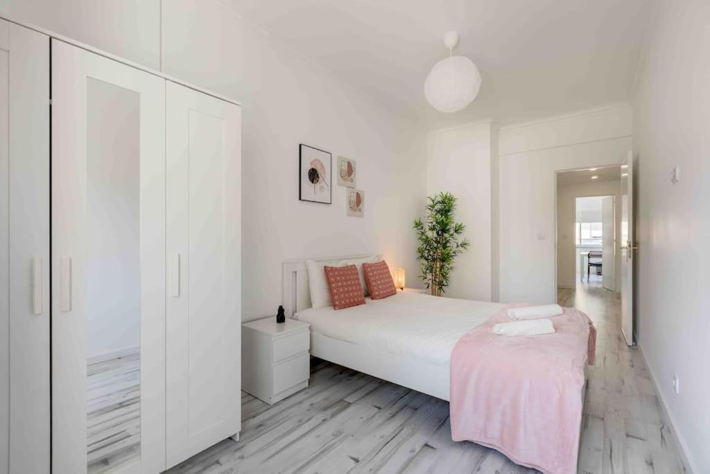Lovely 3-Bedroom Condo W/ Free Parking On Premises Queluz Extérieur photo