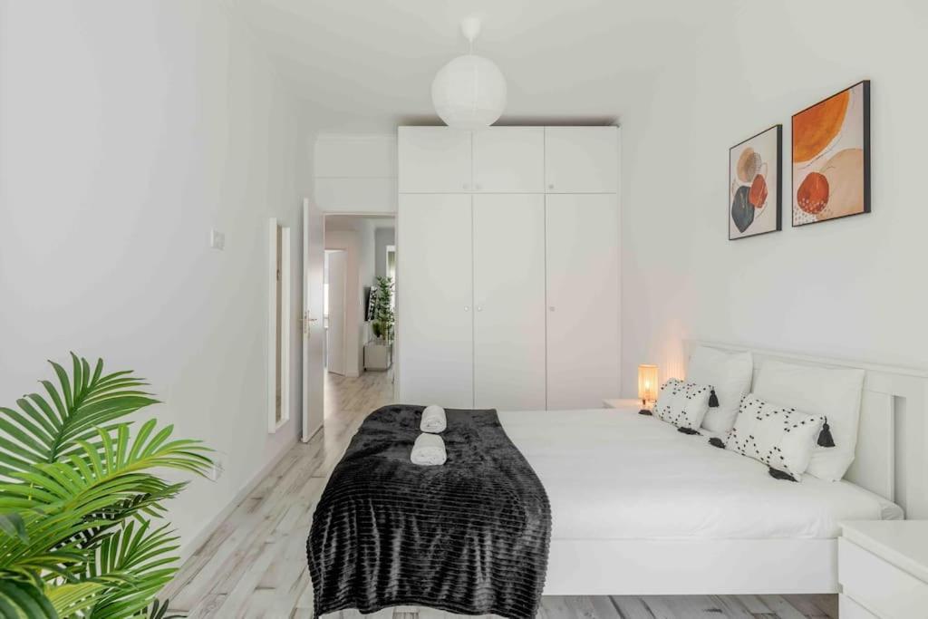 Lovely 3-Bedroom Condo W/ Free Parking On Premises Queluz Extérieur photo