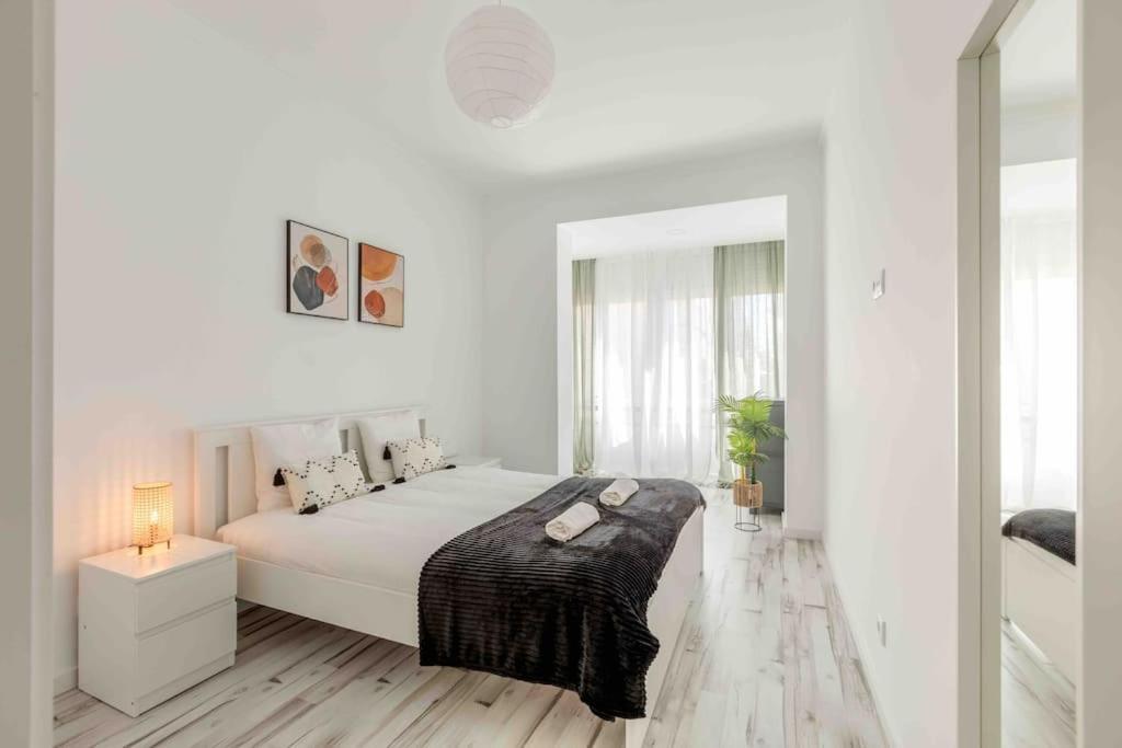 Lovely 3-Bedroom Condo W/ Free Parking On Premises Queluz Extérieur photo